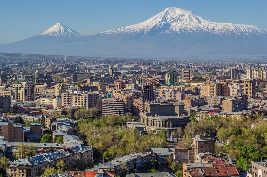 Панорама Еревана на фоне горы Арарат, Армения